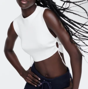 Zara topp - säljer denna topp från zara i med alla lappar kvar, aldrig använd men tog it kvitto så kan it lämna tbx 