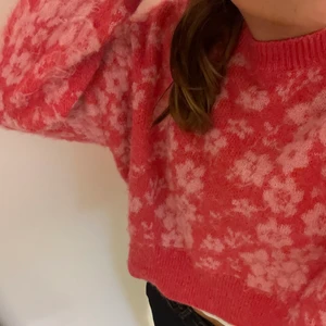 Mönstrad stickad tröja - Rosa jättefin stickad tröja! Slutsåld på zara! Buda om flera är intresserade. Frakt tillkommer