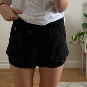 Svarta Träningsshorts  - Svarta träningsshorts från hm aldrig använda! säljer pga att de är för små och är i ny skick. Kontakta om frågor, intresse eller annat❣️
