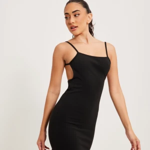 Low back mini dress small - Oanvänd med lapparna kvar!  Jag är 174cm, 63kg och den sitter perfekt