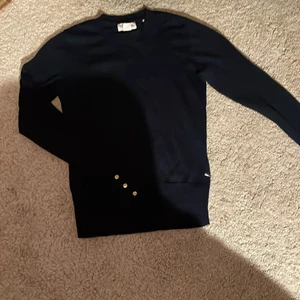 Tröja med knappar  - Säljer denna tröja från Lindex nypris c 300 kr säljer dem pga att den inte kommer till användning längre. Tröjan är i fint skick köpt förra julen men den är knappt använd. Priset kan diskuteras 