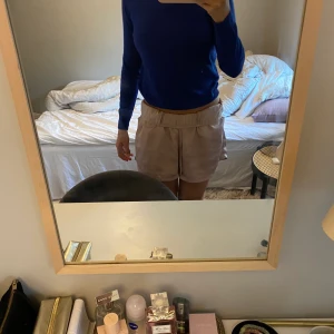 Marin blå tröja - Säljer denna jätte fina nästan helt oanvända marin blåa tröja från mango💙💙