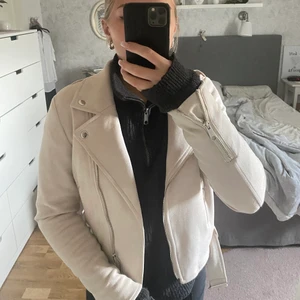 Jacka  - Beige jacka köpt på Nelly. Är i strl 36 men är väldigt liten i storlek så skulle därför rekommendera till er med storlek 34/32! 