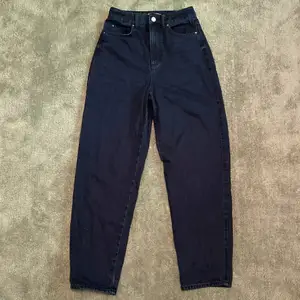 Ett bara mörkblå jeans i stl 32 💕👖De är som nya bara använda kanske en eller två gånger :)
