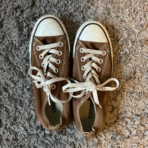 Bruna converse  - Jättefina bruna Converse som tyvärr inte kommer till användning❤️ De ser lite använda ut men det går lätt att tvätta bort ❤️