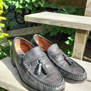 Lofers - Snygga lofers som bara inte kommer till användning nå mer. Svarta men har lite brun-röda toner i sig. Har blivit lagade en gång på ena baksidan men knappt så de syns.