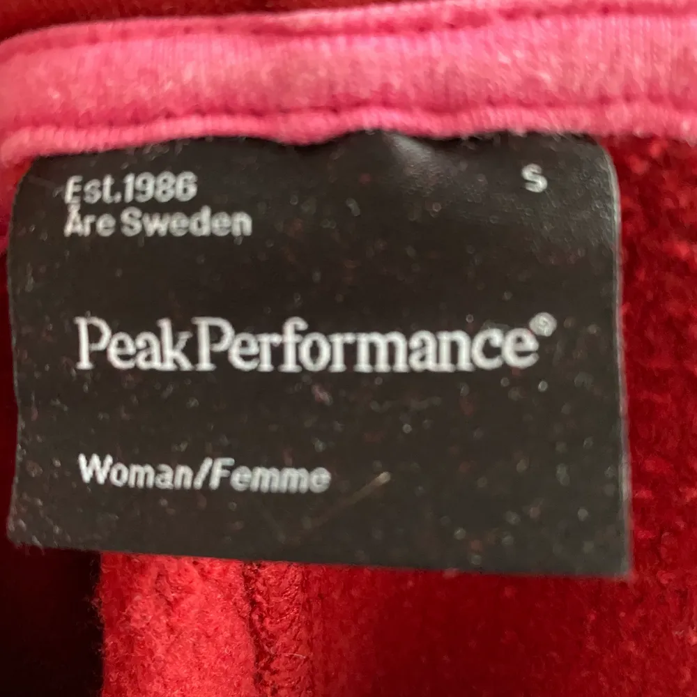 Vinröd Peak Performance hoodie, köpt secondhand (Beyond retro) i våras. Hoodies.