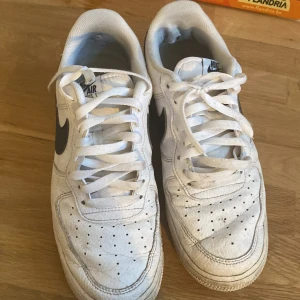 Nike air force - tja jag säljer mina Nike air forces för att dem är för små för mig. Köpte dem ca 3 mån sen. Har använt dem 11-12 ggr. Skick 6/10