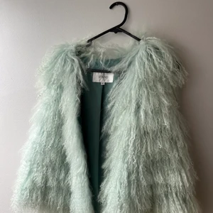 STAND väst - Fejkpäls väst från STAND