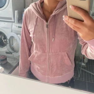 Juicy couture  - Säljer denna helt nya juicy couture koftan som är köpt från UK. Den är i storlek S/M. Den är köpt för 85 pund(1060 kr) säljer den för 800 kronor + köparen står för frakt. Buda om fler är intresserade. Kolla min profil för juicy byxor❤️