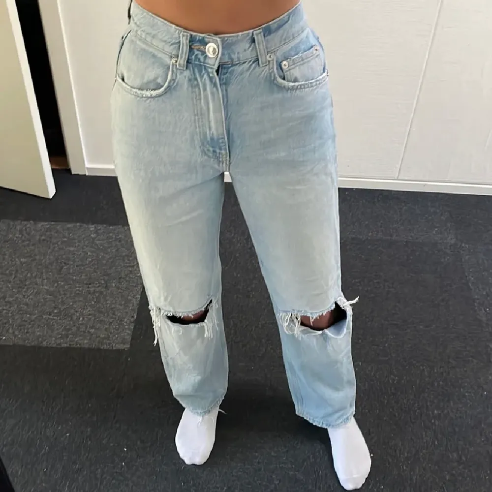 Säljer mina Gina Tricot - 90s high waist jeans. Nästan aldrig använda. Köparen står för frakten💕. Jeans & Byxor.