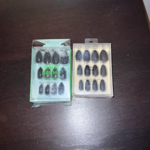 Lösnaglar  - Två stycken svarta lösnaglar. Oöppnade. 