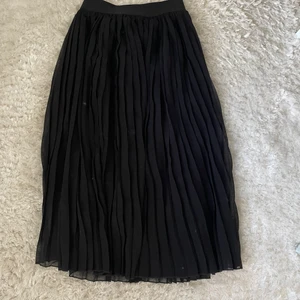 Lång kjol - Här har ni en helt oanvänt lång kjol från Ginatricot i stl 36