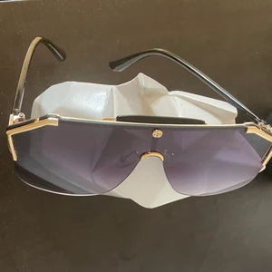 Äkta Gucci solglasögon  - Nästan ny Gucci solglasögon  Kan skickas flera bilder om det önskas .  Inga repor eller skador  Sparsamt använd  Priset kan diskuteras vid snabb affär.