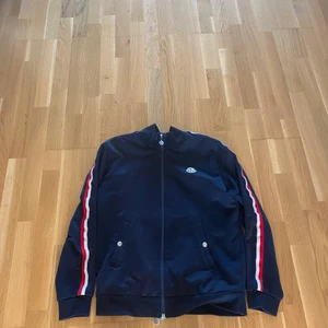 Moncler reflex fleece - Moncler Fleece med reflex på armarna. Har använt denna under förra hösten och denna våren. Den har börjat bli för liten för mig och är storlek S