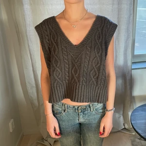 Stickad grå väst  - Supermysig stickad grå väst från zara som har använts 4 gånger, jättebra skick 