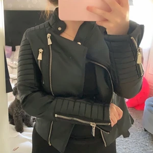 Skinnjacka  - Säljer min skinnjacka från chiquelle då jag inte använder den längre, fint skick använd ett par gånger endast. Nypris 699kr 