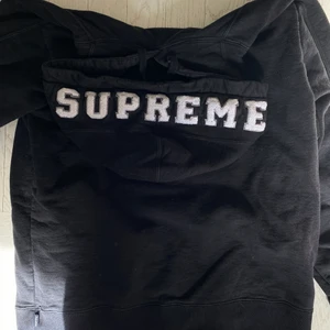 Svart supreme hoodie  - Inköpt i London på deras butik! Ett perfekt basplagg! 