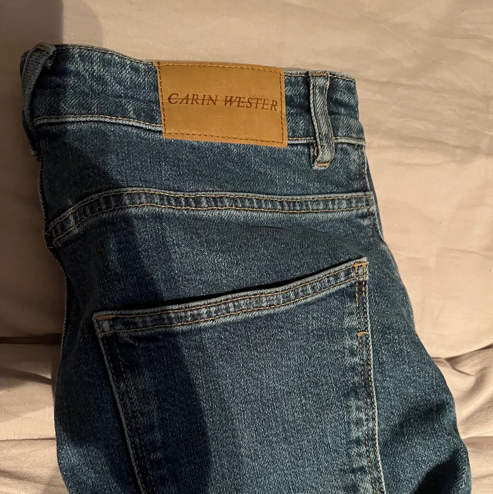 Jeans ifrån märket carin wester, använda några gånger men kommer inte till användning längre. Väldigt sköna byxor som sitter väldigt bra! . Jeans & Byxor.