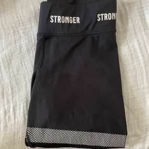 Stronger tights  - Som nya! Använda 2 gånger. Storlek small och i färg svart med vita detaljer. 