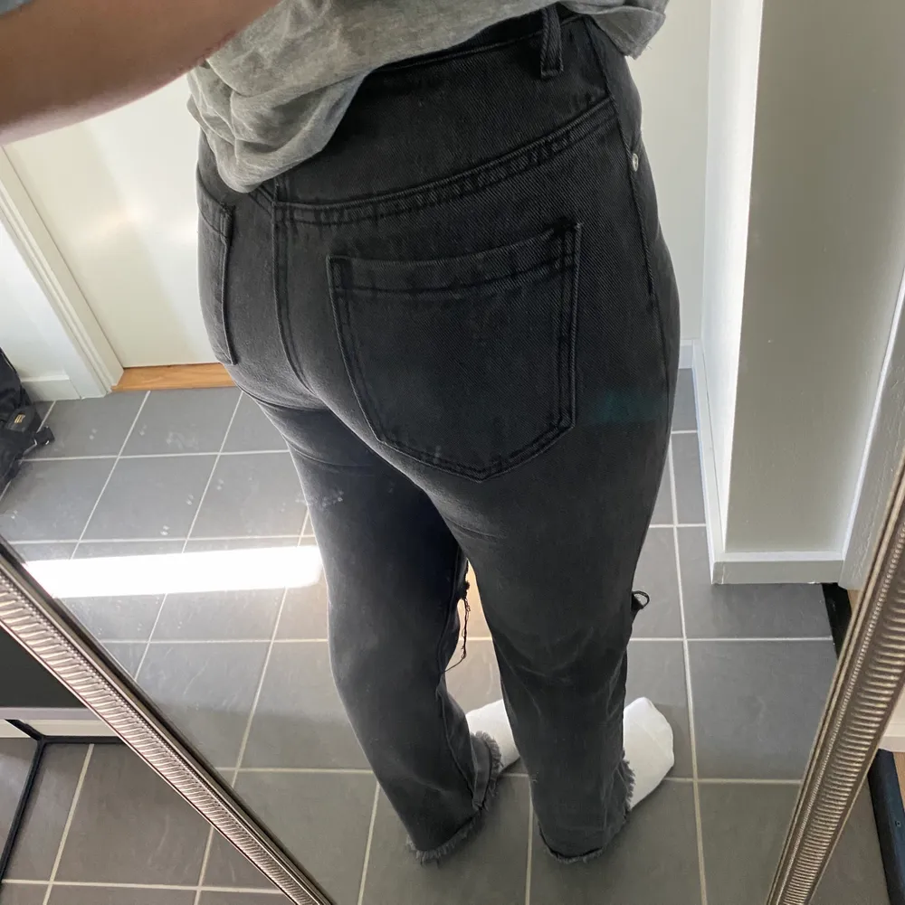 Dessa jeans är från PrettyLittleThing, är använda nån enstaka gång då dem har blivit för små. Färgen är mörkgrå och har hål vid knäna. Storleken är 32🤎 Jag är 152 cm. Jeans & Byxor.