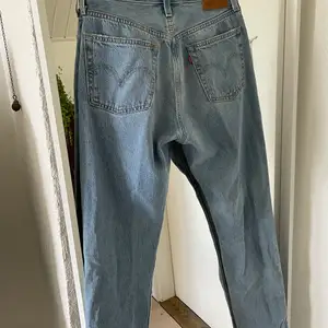 Jättefina levisjeans som jag säljer då de tyvärr inte kommer till användning, jättebra skick, endast använda två gånger💚💚 nypris 1200 kr. (Lite ljusare än bilderna)