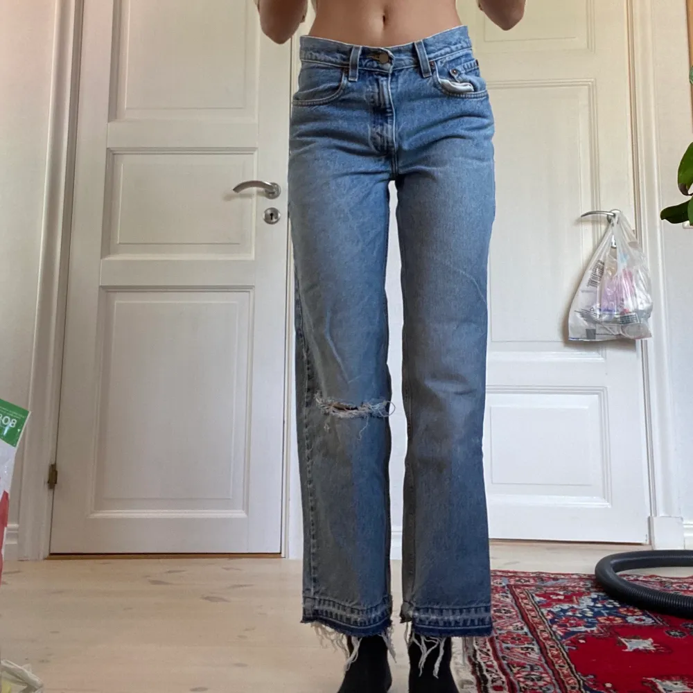 Super snygga Levis Jeans som sitter otroligt i röven, förmodligen ännu bättre om man har lite större rumpa än mig hihihi… 💓💓 Går till anklarna på mig som är 167✨ Midjemått: 75cm Innerbenslängd: 72cm Bara att skriva om du har frågor💕. Jeans & Byxor.