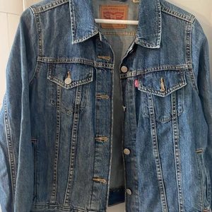 Levi's jeansjacka - Snygg jeansjacka från Levis i storlek child L, skulle säga att den passar som en xs/s. Inte alls sliten. Nypris ca 1000 kr