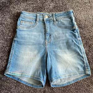 Högmidjade jeansshorts från Gina Tricot. Bra skick, knappt använda. Stretchigt material. Såljer då de ej passar längre.