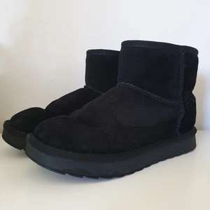 Uggs - Säljer dessa super mysiga skorna. Använd fåtal gånger! Inga skador på de.  Ej äkta. Bara att höra av sig vid frågor eller fler bilder. Köparen står för frakten 💕
