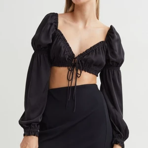 Svart topp - Svart Croppad topp men snörning frpn h&m. Jättefin men tyvärr förstora i bysten för mig. Den är i storlek S jag är vanligtvis en xs. Skeiv vid fler frågor:)