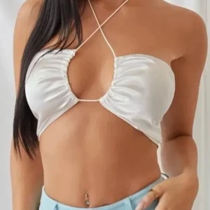 Vit Topp - Vit topp från shein, aldrig använd då den var förstor för mig. Storlek S i satin tyg. Skriv vid funderingar:)