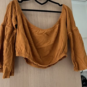 Off-shoulder blus  - Säljer denna off-shoulder topp som är i storlek M/L för 90kr + frakt.