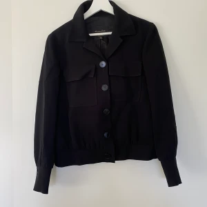 Jacka Massimodutti  - Svart jacka från Massimodutti i 100% Viskos 