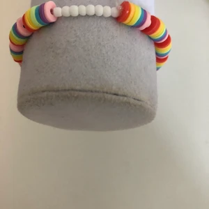 Regnbågigt armband - Regnbågigt armband med vita pärlor.   15kr plus 12kr frakt  Mär din vrist för att veta din storlek  Instagram: smileyyjewelry