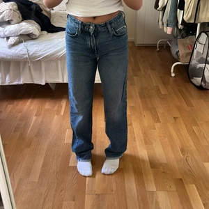 Massimo Dutti storlek 34 - Mått vid midjan är storleken 34 och längden på jeansen är 105, de är tillverkade i Turkiet och är från Massimo Dutti, de är tjata vid midjan och är lite luftigare vid benen. Använd 1 gång.