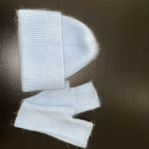 Mössa + Torgvantar - Säljer min mössa och torgvantar från Alvii som endast är använda ett fåtal gånger! Köpta för 199 och 179kr 🥰