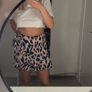 Kjol - En fin kjol som är i flera färger,sitter väldigt skönt💕Med en fin överlappning & rosett på kjolen. Det är en M men passar även en S 