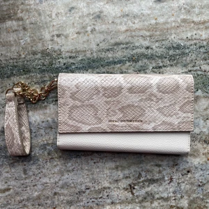 Signature Clutch - Passar IPhone 11 PRO Max / XS Max. Nypris 500kr finns på rea på ideal of Swedens hemsida för 299kr. Säljer för 100kr. Skickas mot fraktkostnad eller hämtas i Stockholm. Kolla gärna mina andra annonser, flyttar utomlands så rensar ♥️ 