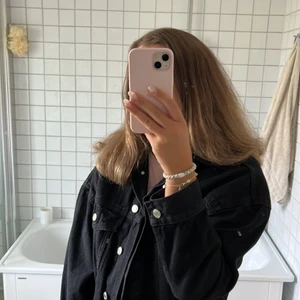 Jeansjacka ❣️ - Superfin svart jeansjacka från Gina tricot!  Den är inprinsip oanvänd och är i mycket fint skick! Fickor finns i sidorna och det är en resår längst ner❣️ Storlek S!