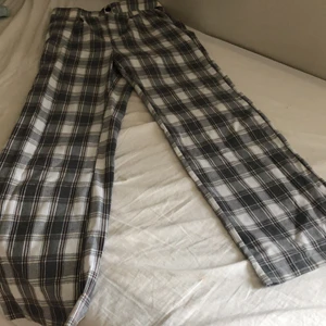 Shein rutiga byxor  - Hejj fina!! Säljer dessa rutiga supermysiga o sköna byxor från Shein då de inte kommer till användning. Dom är aldrig använda och är i superbra skick. Dom har även dragkedja, fickor och en knapp. Hör av dig vid fler bilder/info eller frågor💓🌟