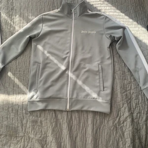 Palm angels dress Storlek S funkar med xs också - 9/10 skick perfekt helt nytt. Använd 1 gång Allting perfekt.