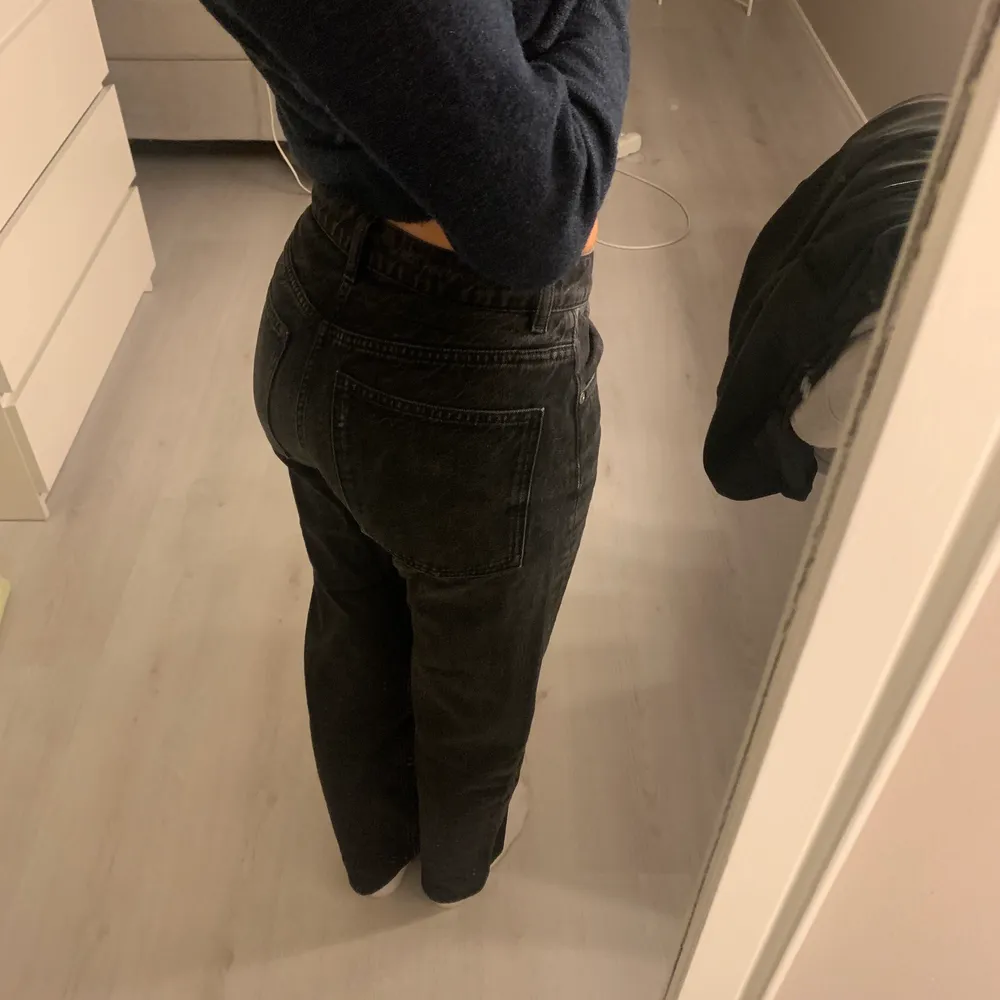 Mid straight jeans från Arket! Använda fåtals gånger, kommer inte längre till användning. Storlek W27-L30. Passar den som bär 34/36.     (Jag är 165cm). Jeans & Byxor.