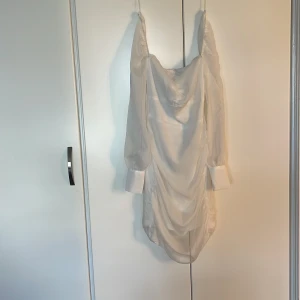 Vit klänning - En vit jättefin klänning i storlek xs Aldrig använt pga att det var för liten för mig, ”prislappen” är fortfarande kvar kch det är helt som ny. Köpt för 800kr på nelly