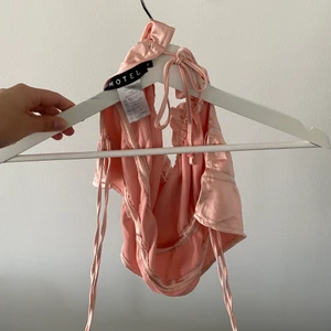 Bandeau topp motell - Super fin bandeau topp från motell som aldrig använts, knytes där bak i ryggen! 