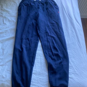 Mjukisbyxor  - Säljer mina Ralph lauren mjukis i färgen marinblå.  Det är barnstorlek L och är lite korta på mig som är 1,70. 100kr+frakt