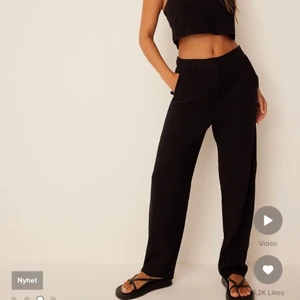 Linneblandning kostymbyxor  - Raka svarta linneblandings byxor från NA-KD. Helt nya storlek 40 men skulle säga att de är mer som en 36-38. Aldrig använda endast provade säljer på grund av att de va för små och för korta jag är 174cm. Pris 450kr , slutsålda på hemsidan💕