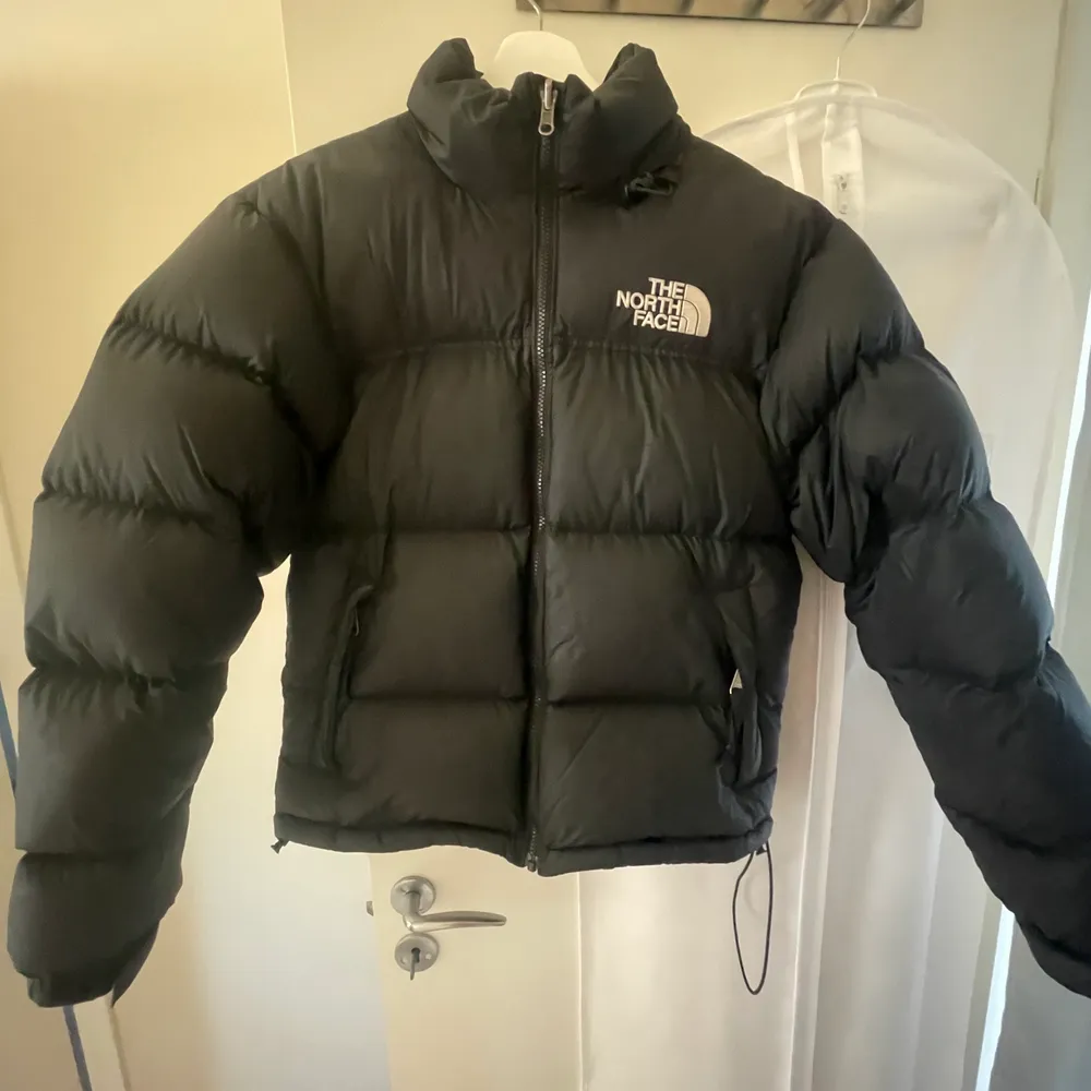 Svart north face jacka, köpt vintern 2019 men fortfarande i bra skick🙌🏻 storlek XS men mer som en S säljer för 2000, nypris 3700❤️‍🔥. Jackor.