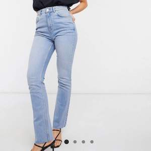 Snygga jeans från ASOS i storlek 26 L34.  Köpta för över 400 men säljer för 200. Helt oanvända och slutsålda på hemsidan 💓 