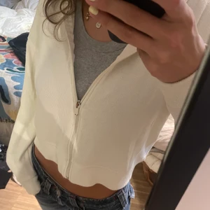 Zip up hoodie zara - Croppad vit Zip up hoodie frpn zara, helt oanvänd inga fläckar eller defekter osv🫶 sjukt najs till lågmidjade byxor osv❤️😍😍😍